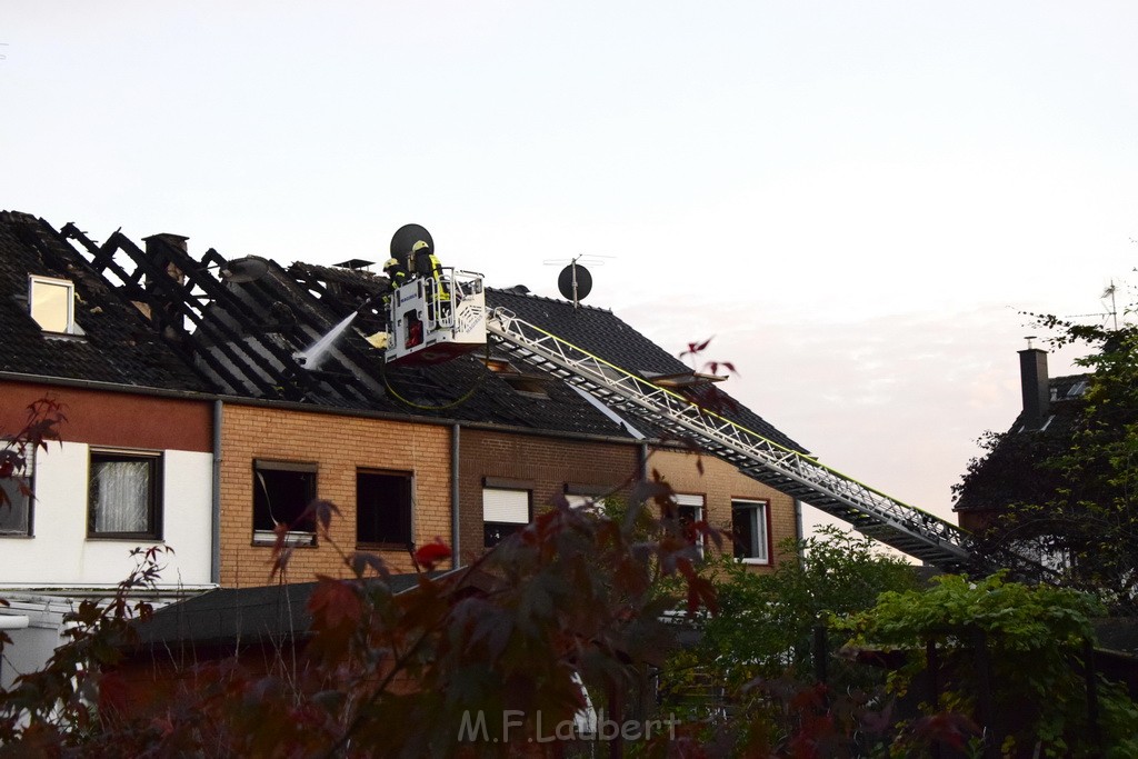 Feuer 2 Vollbrand Reihenhaus Roggendorf Berrischstr P217.JPG - Miklos Laubert